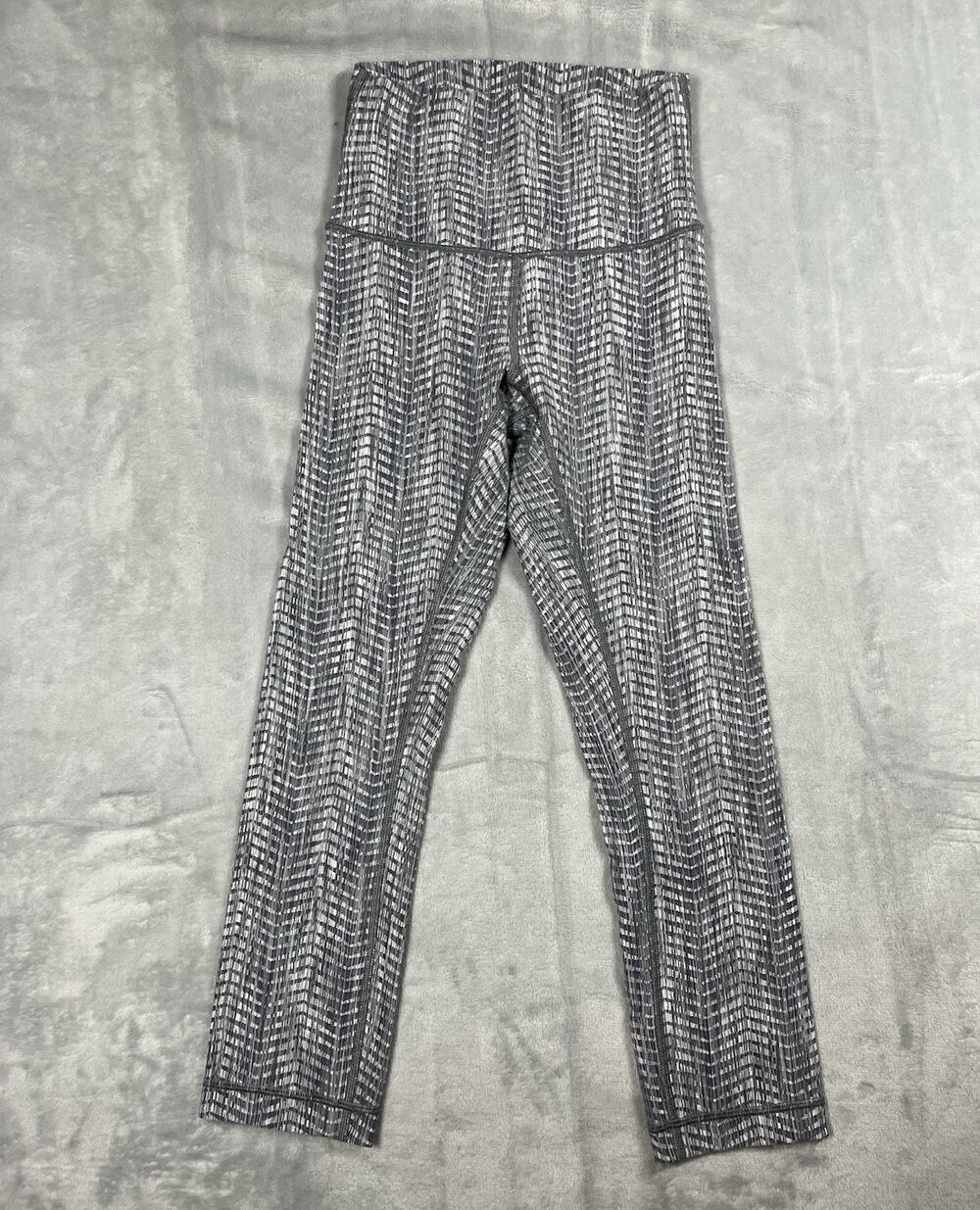 Lululemon Wunder Under Sz 2 Crop Hi-Rise 21" Black White Chevron Print EUC